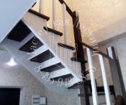Деревянная лестницы Тучково ЖК Березки - лестницы из лиственницы тонированная в 2 цвет 