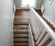 Фотография деревянные лестницы из лиственницы покрытые лаком и с тонировкой